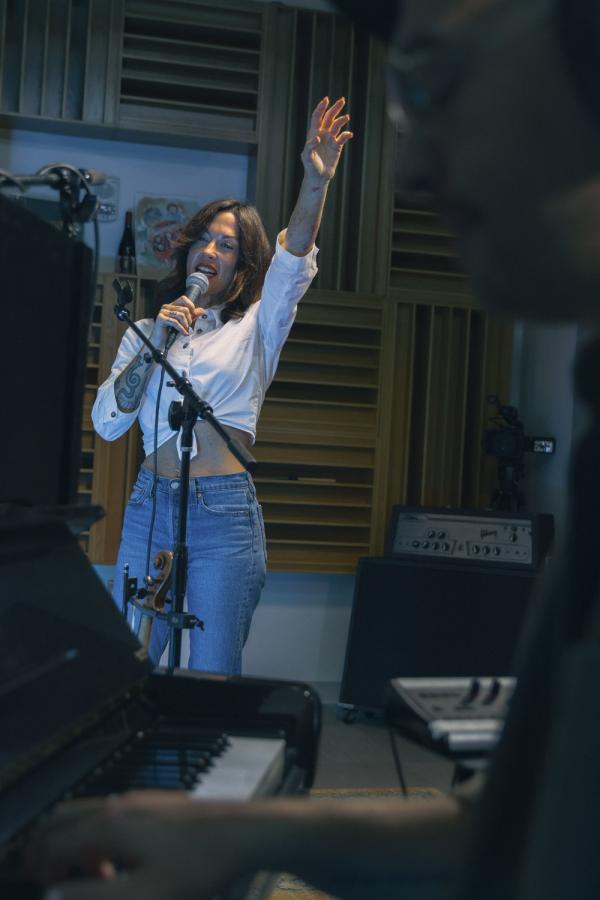 Amanda Shires singing high note with hand in air